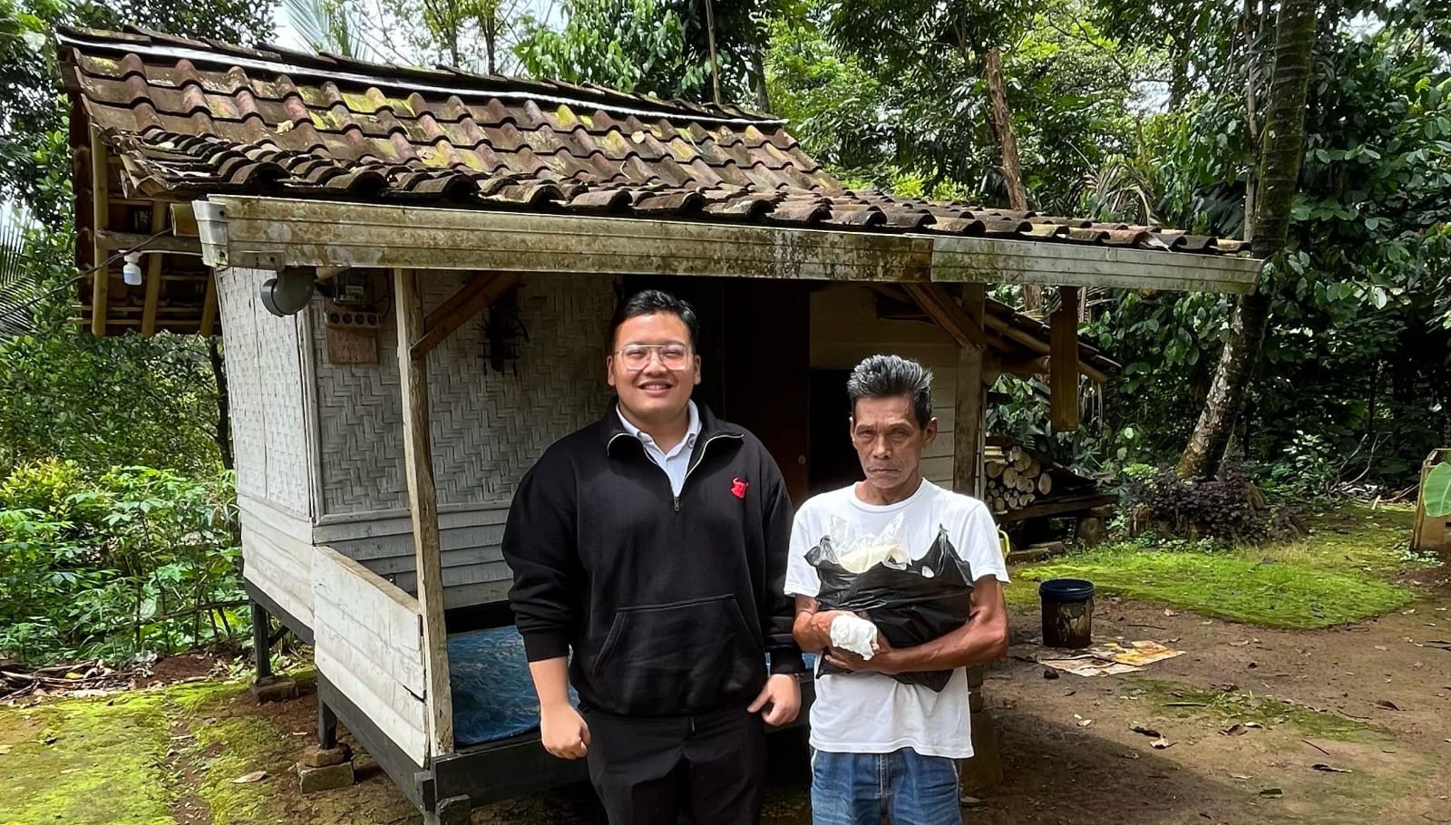 Abraham Garuda Laksono mengunjungi kediaman Djajahari di Kampung Cicadas, Pandeglang, untuk memastikan kondisi kesehatannya usai menjalani perawatan di RSUD Banten, setelah proses reaktivasi BPJS PBI yang sempat terkendala, Selasa (24 Februari 2026). (Foto: Ist)