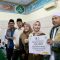 Bupati Zakiyah saat memberikan bantuan jaga kiai di kegiatan Ramadan Bahagia.