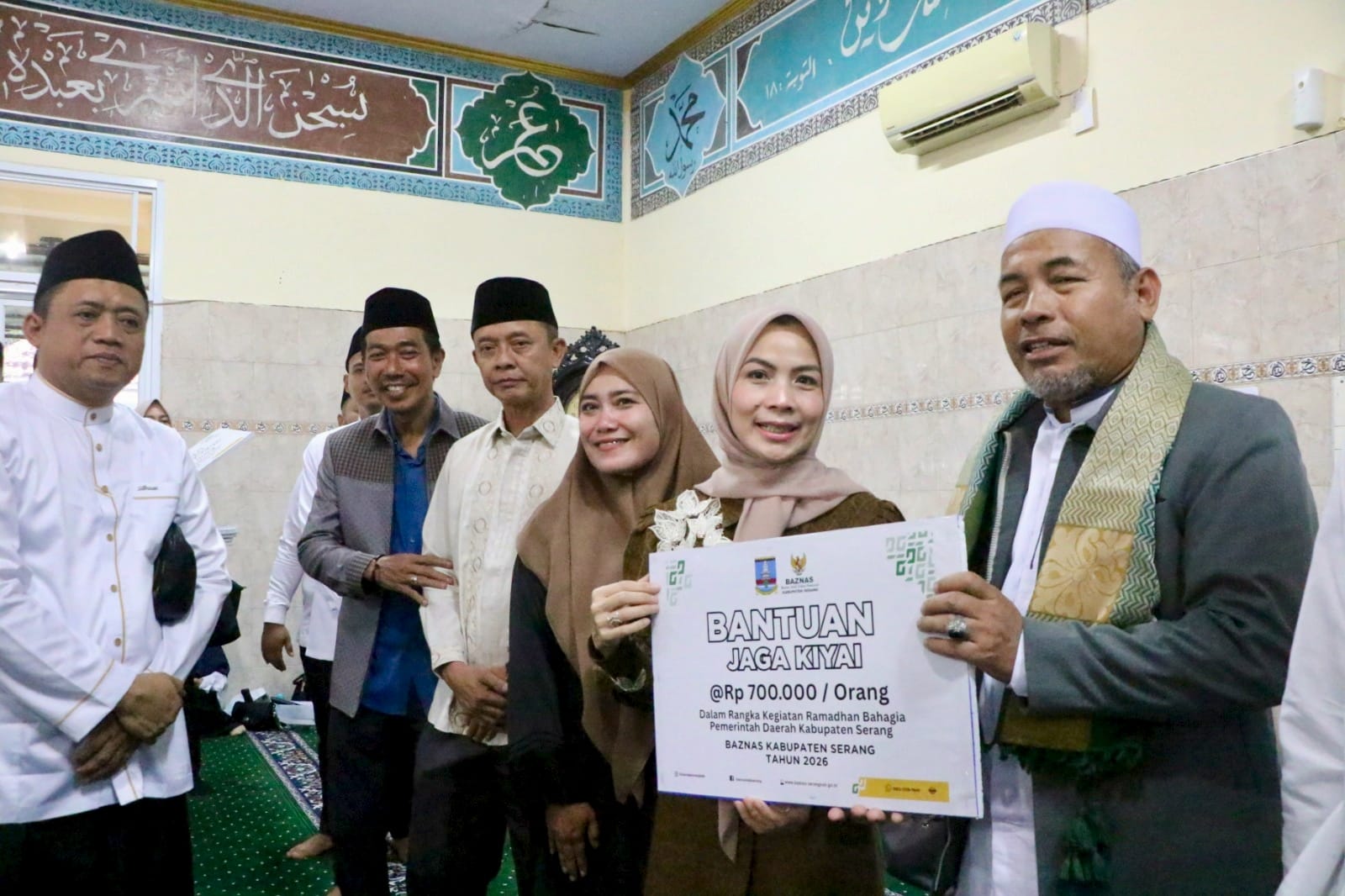 Bupati Zakiyah saat memberikan bantuan jaga kiai di kegiatan Ramadan Bahagia.