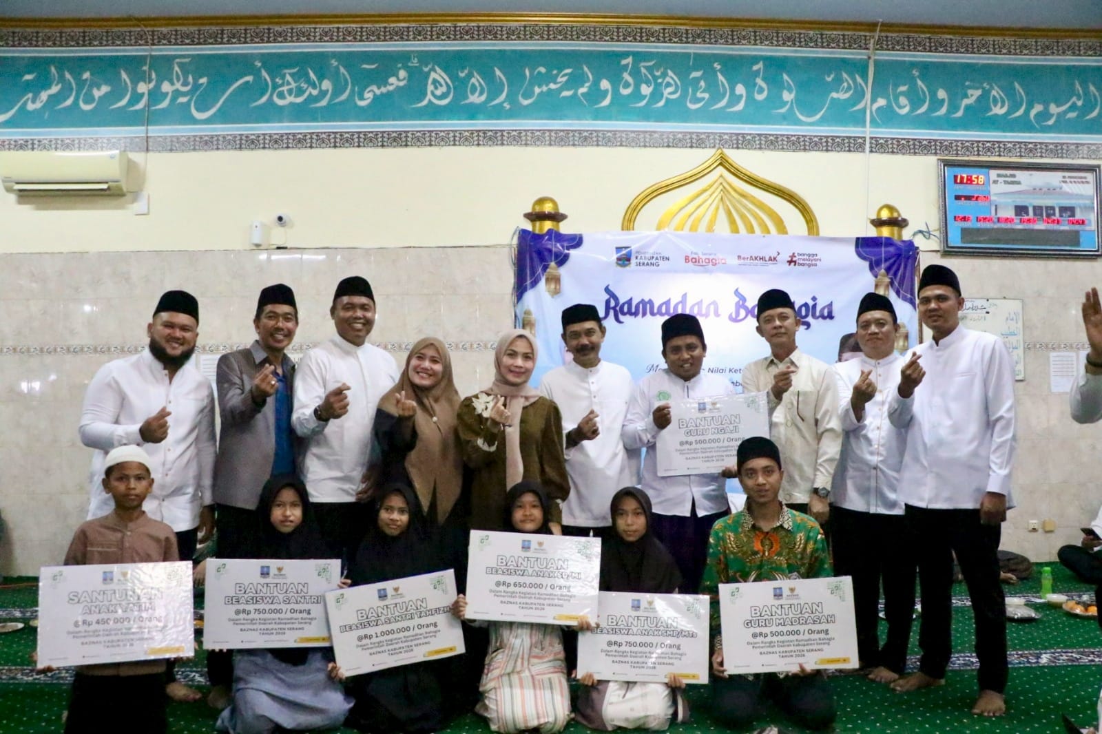 Bupati Zakiyah bersama para penerima bantuan di kegiatan Ramadan Bahagia.