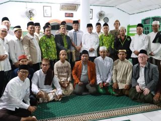 Camat Kresek Dampingi Bupati Maesyal Rasyid Tarawih Keliling di Masjid Baitun Nuur