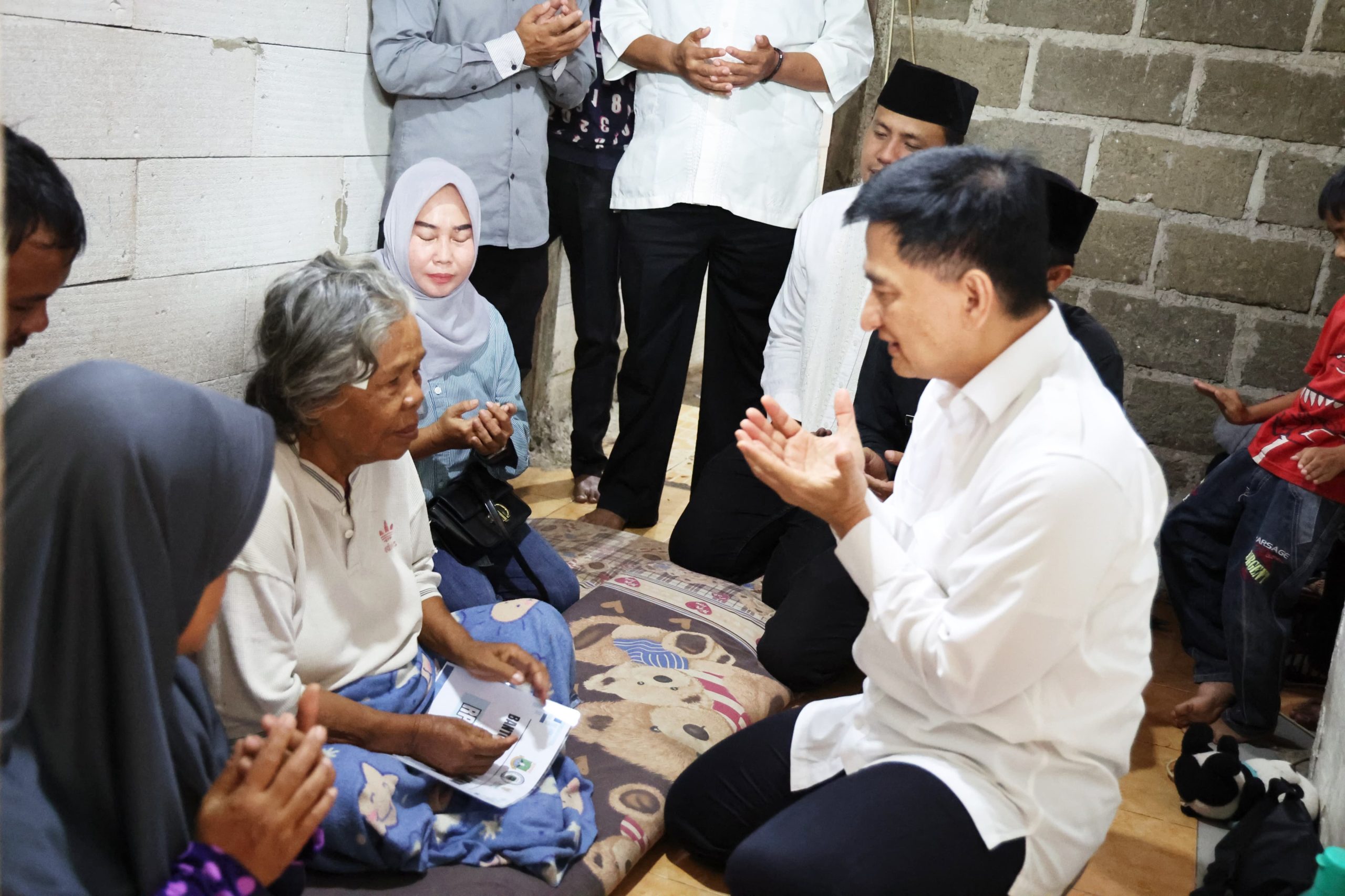 Wagub Dimyati saat meminta di doakan dari seorang ibu lansia.