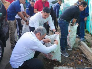 Menteri LH Bersama Benyamin-Pilar Bersihkan Sampah di Jalan Raya