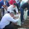 Benyamin-Pilar bersama Menteri Hanif Faisol Nurofiq saat membersihkan sampah di jalan raya.