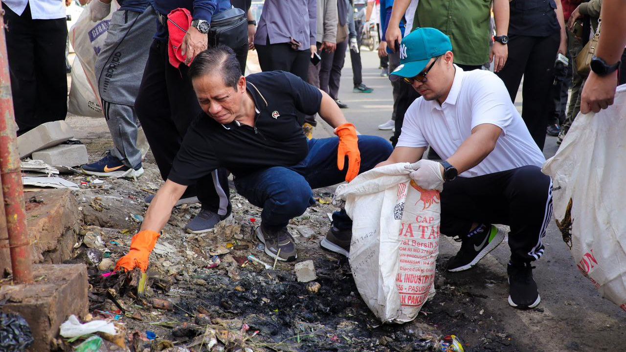 Benyamin-Pilar bersama Menteri Hanif Faisol Nurofiq saat turun membersihkan sampah di jalan raya.