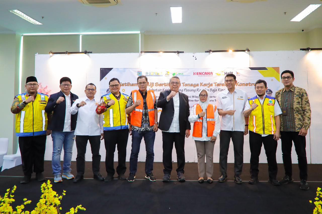 Wali Kota Tangerang Selatan Benyamin Davnie di kegiatan pelatihan dan uji sertifikasi kompetensi pekerja konstruksi.