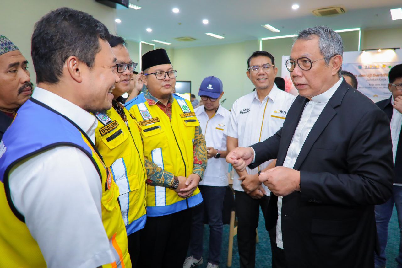 Wali Kota Tangerang Selatan Benyamin Davnie di kegiatan pelatihan dan uji sertifikasi kompetensi pekerja konstruksi.