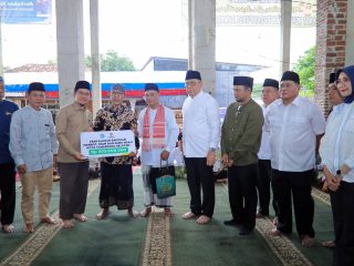 Wali Kota Benyamin saat safari ramadhan dan menyalurkan bantuan.
