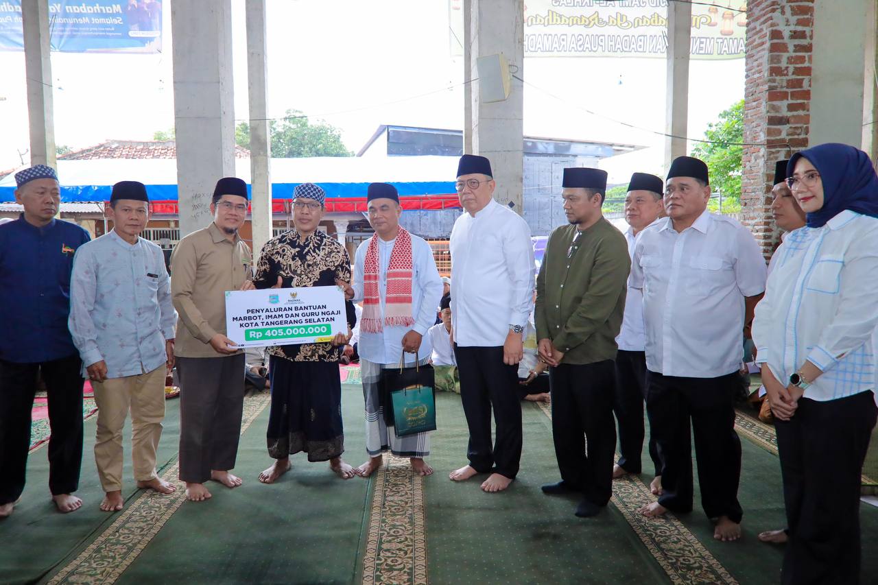 Wali Kota Benyamin saat safari ramadhan dan menyalurkan bantuan.