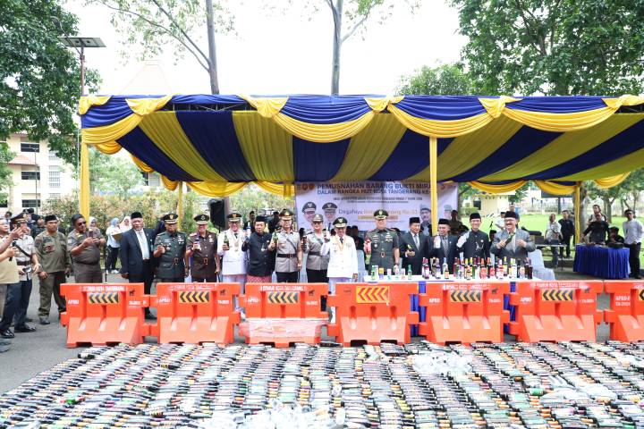 Pemusnahan Miras di HUT ke 33 Kota Tangerang.