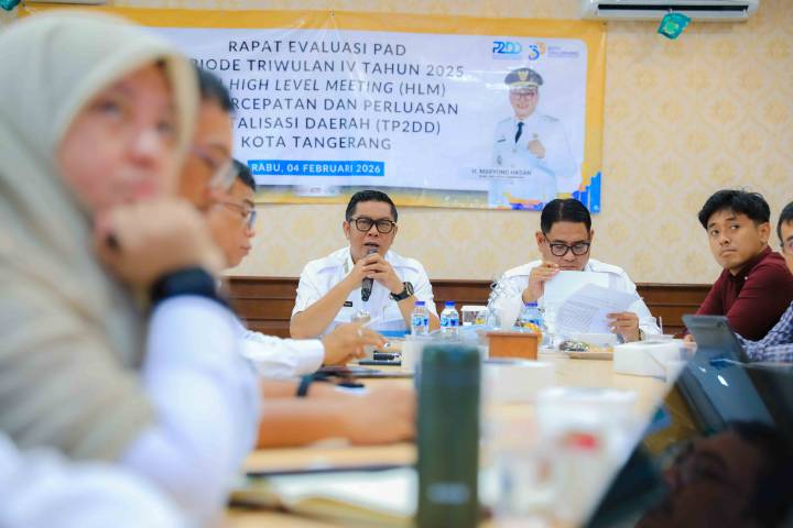 Wakil Wali Kota Tangerang, Maryono, memimpin jalannya Rapat Evaluasi Pendapatan Asli Daerah (PAD) Periode Triwulan IV Tahun 2025 sekaligus High Level Meeting (HLM) Tim Percepatan dan Perluasan Digitalisasi Daerah (TP2DD) (Sumber : Prokopim Kota Tangerang).