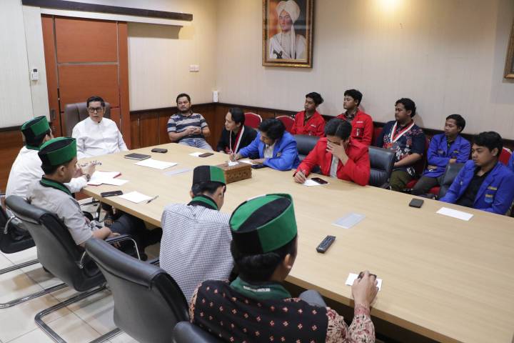 Maryono saat berdialog dengan mahasiswa.