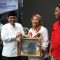 Wali Kota Sachrudin saat memberikan piagam apresiasi.