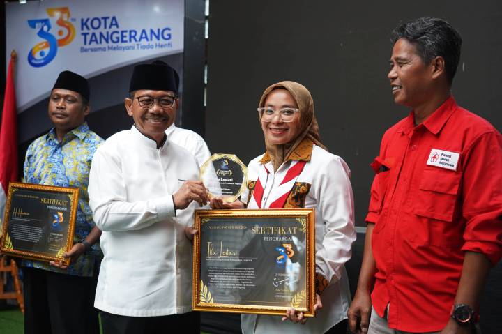 Wali Kota Sachrudin saat memberikan piagam apresiasi.