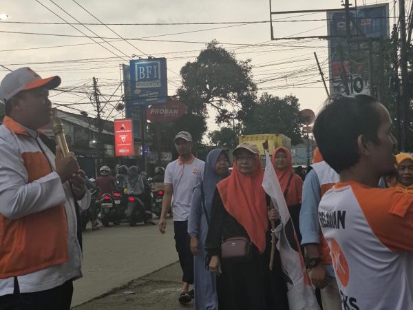 Imam Sucipto Membersamai DPC PKS Kecamatan Curug Bagikan Ribuan Takjil ke Pengguna Jalan Raya