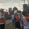 Imam Sucipto bersama DPC PKS Curug saat membagikan takjil ke pengguna jalan raya.