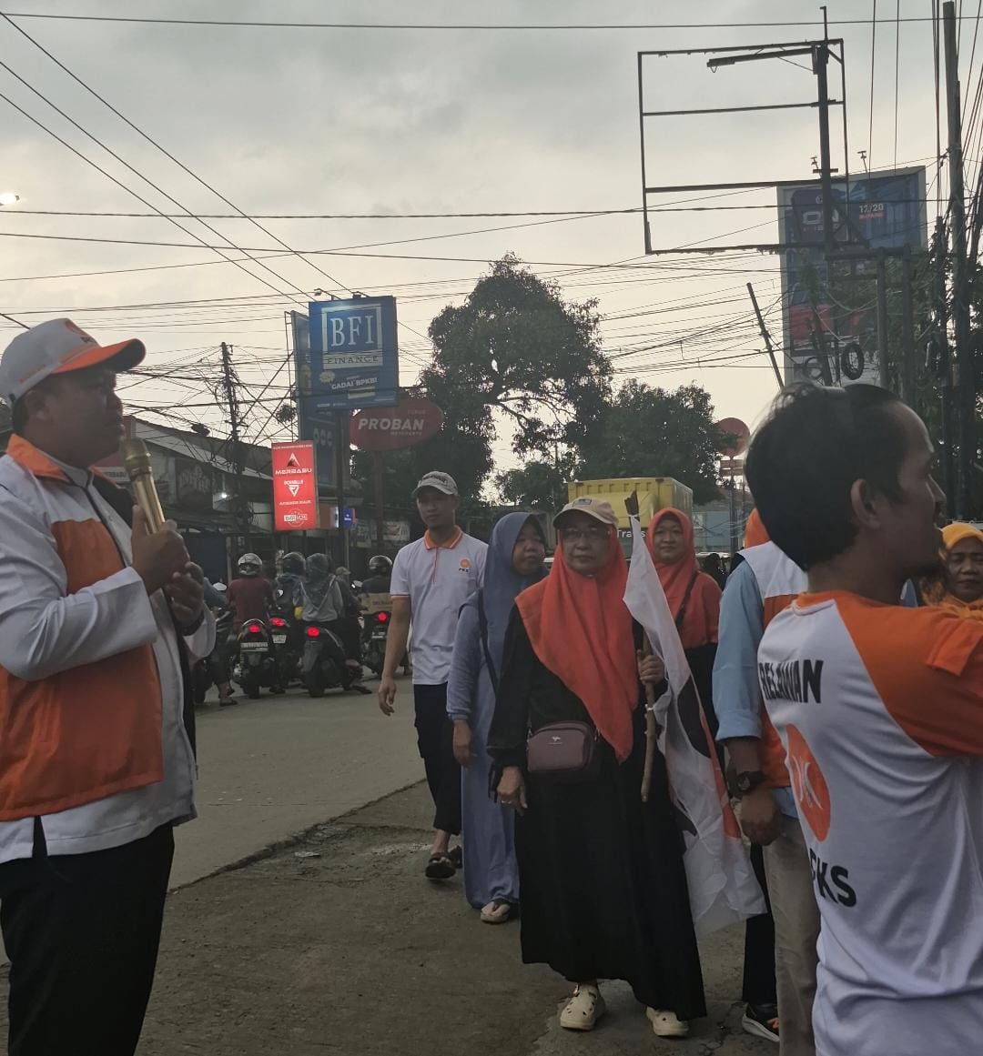 Imam Sucipto bersama DPC PKS Curug saat membagikan takjil ke pengguna jalan raya.