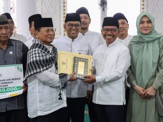 Wali Kota Sachrudin Bersama Gubernur Andra Soni Safari Ramadhan di Masjid Jami’atul Khoir Cipondoh