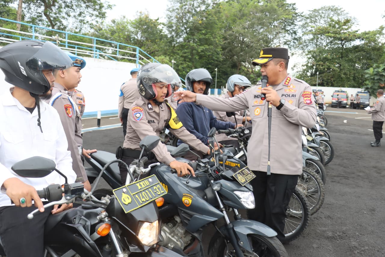 Kapolres Kombes Pol Andi Muhammad Indra Waspada Amirullah saat mengecek kesiapan kendaraan personil anggota.