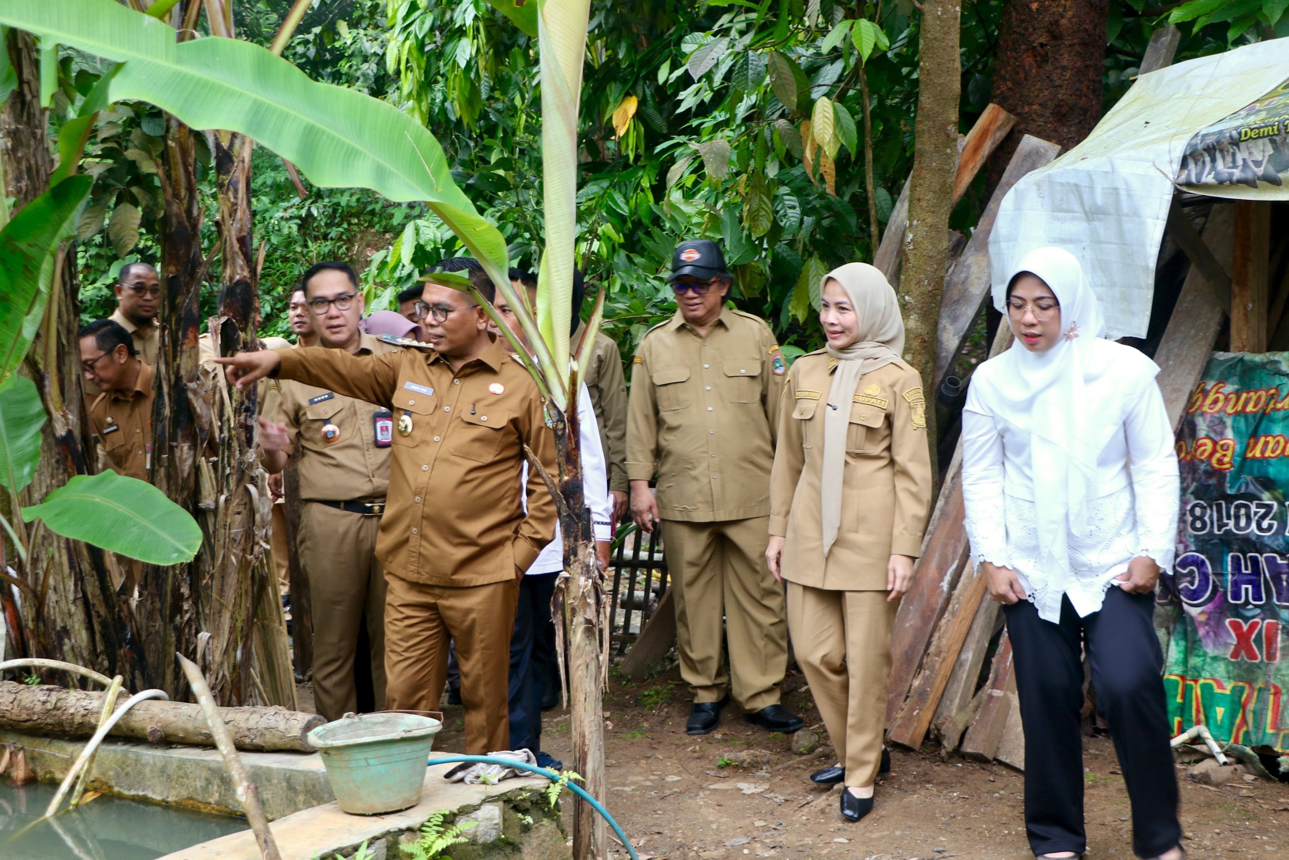 Gubernur Andra Soni, Bupati Zakiyah bersama jajarannya.