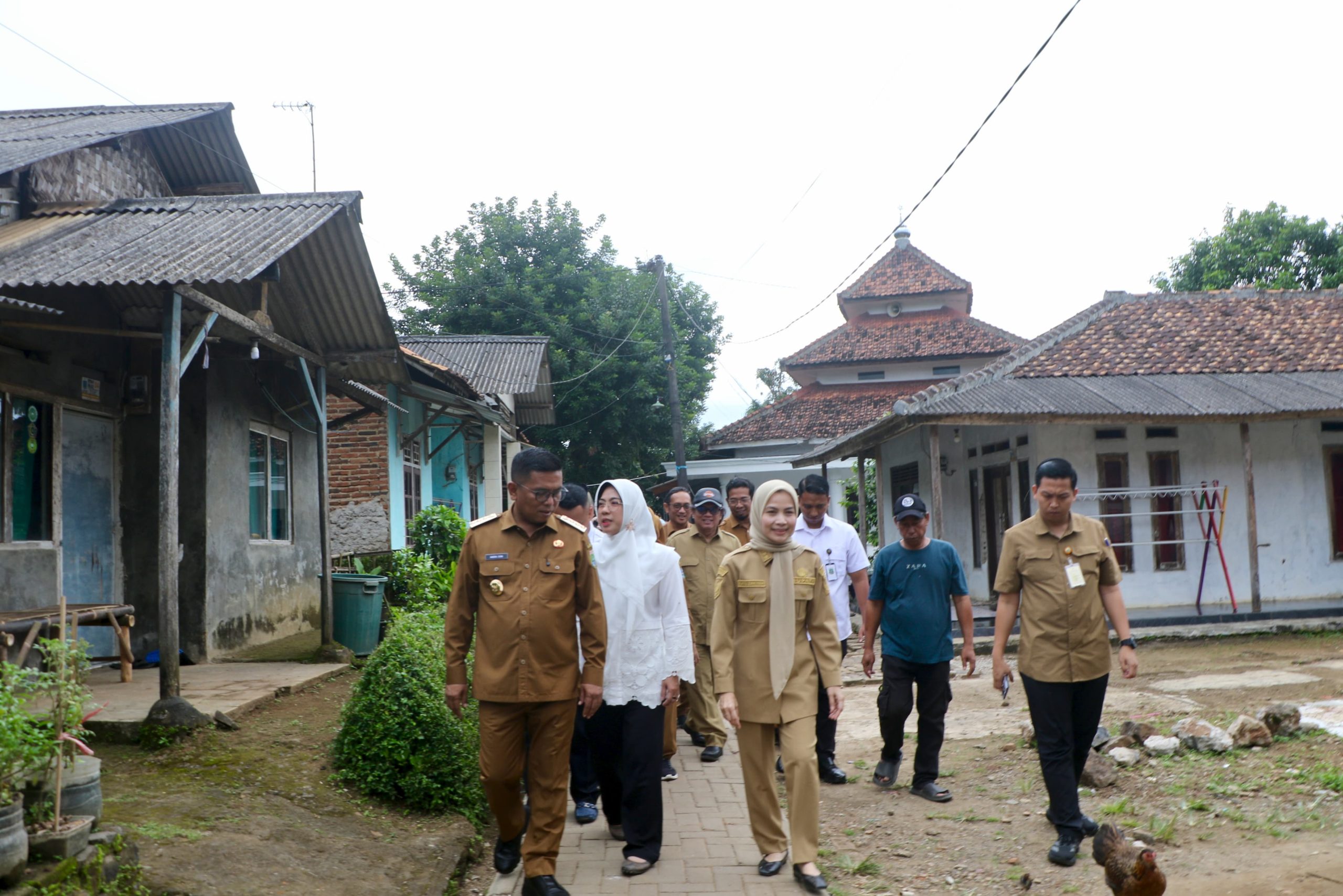 Gubernur Andra Soni, Bupati Zakiyah bersama jajarannya.