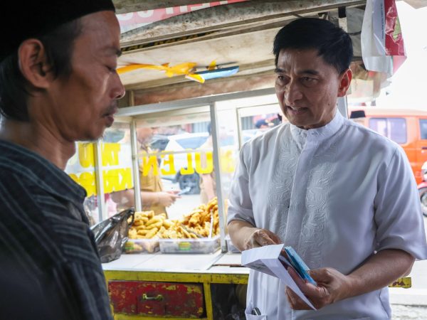 Wagub Dimyati Safari Ramadhan di Pandeglang Borong Gorengan Pedagang Kecil