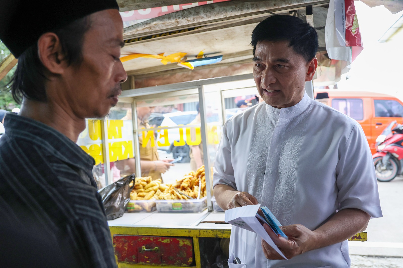 Wagub Dimyati saat memborong gorengan pedagang kecil di Pandeglang.