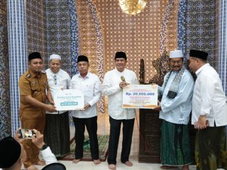 Camat Arif Rachman Dampingi Bupati Maesyal Tarawih Keliling di Masjid Jami Al-Mubarok Kadu Curug