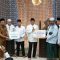 Bupati Maesyal Didampingi Camat Arif saat memberikan bantuan.