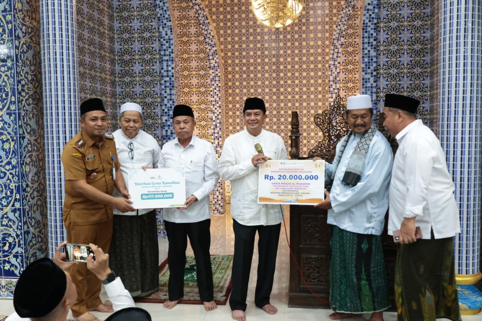 Bupati Maesyal Didampingi Camat Arif saat memberikan bantuan.