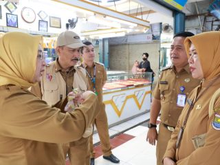 Wabup Intan Bersama jajarannya saat monitoring di Pasar Kelapa Dua.