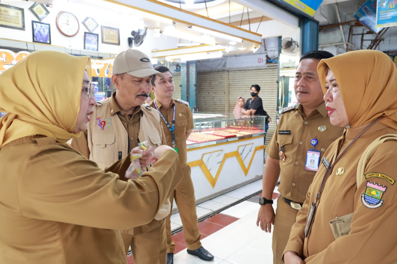 Wabup Intan Bersama jajarannya saat monitoring di Pasar Kelapa Dua.