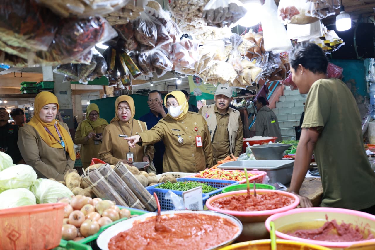 Wabup Intan Bersama jajarannya saat monitoring di Pasar Kelapa Dua.