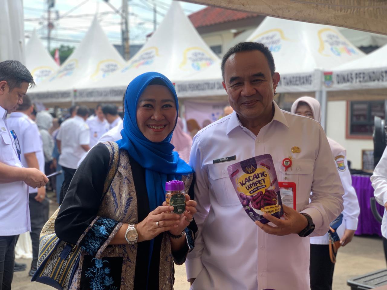Sekda Soma saat menunjukan produk UMKM.