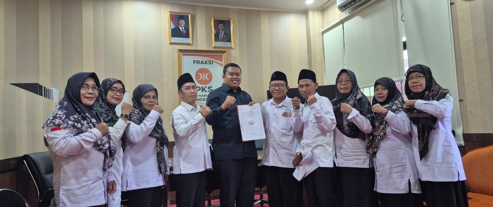 Dewan Imam Sucipto saat foto bersama Persatuan Guru Madrasah Mandiri (PGMM) Kabupaten Tangerang.