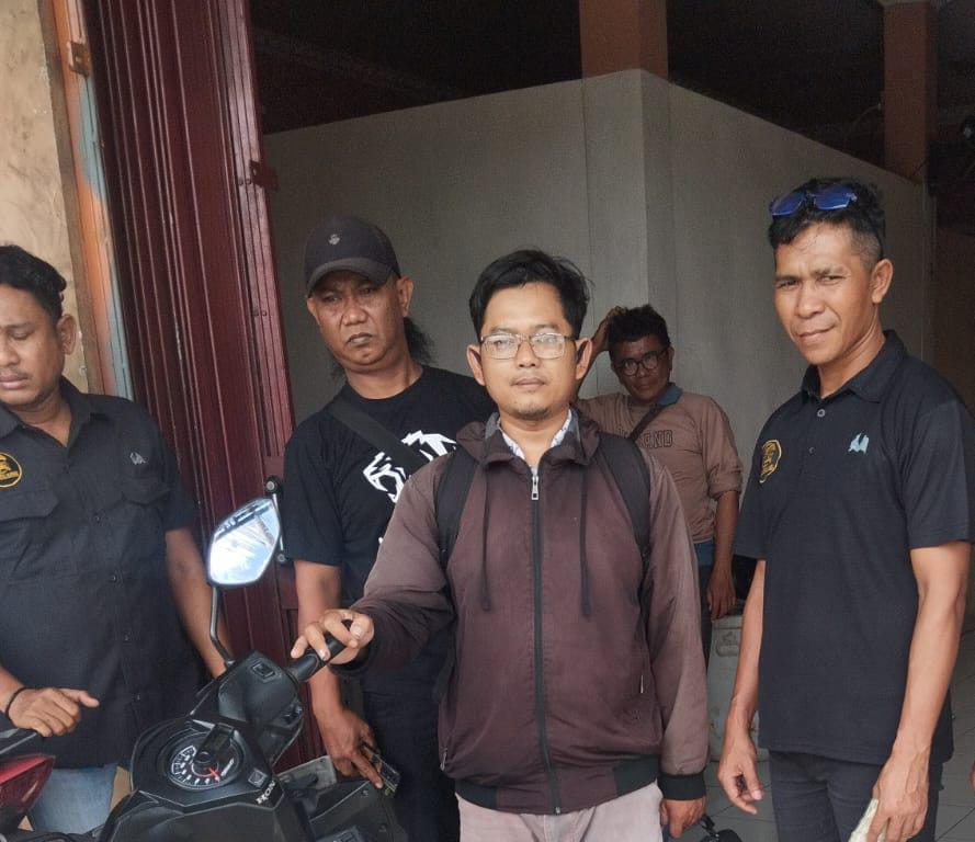 Pelapor Arif Ridwan saat di bantu anggota Polsek Cikupa.