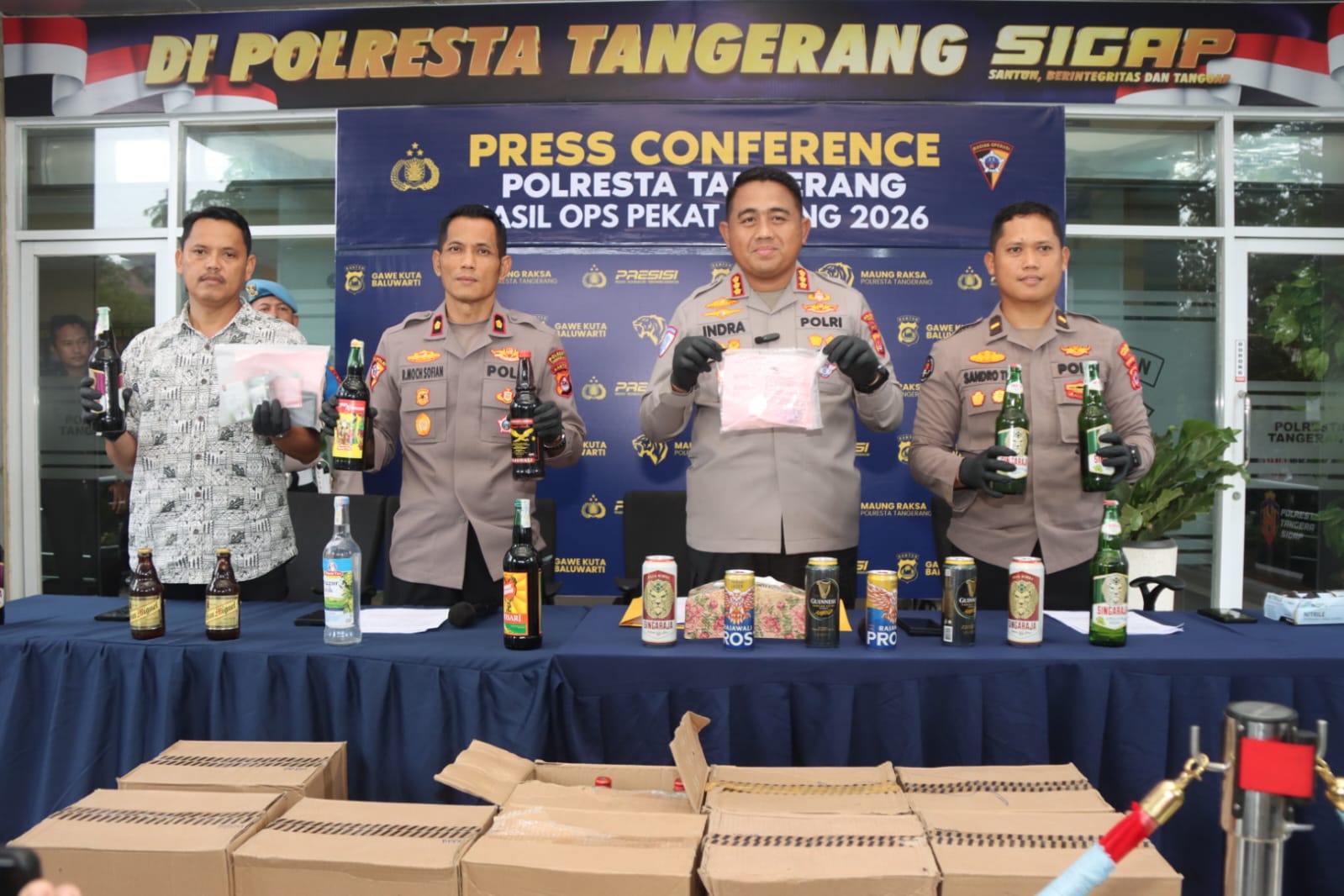 Kapolresta Tangerang Kombes Pol Andi Muhammad Indra Waspada Amirullah bersama jajarannya saat menunjukan barang bukti yang berhasil diamankan.