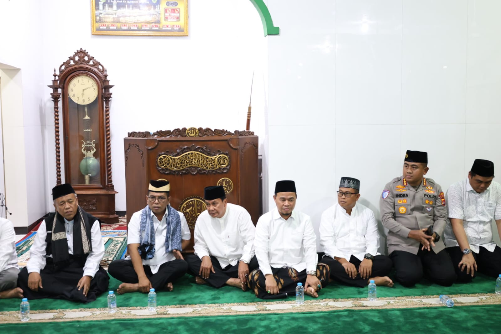 Bupati Maesyal bersama Gubernur Andra Soni saat kegiatan tarawih keliling.