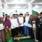 Bupati Maesyal saat memberikan bantuan untuk masyarakat dalam kegiatan tarawih keliling.
