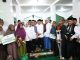 Bupati Maesyal saat memberikan bantuan untuk masyarakat dalam kegiatan tarawih keliling.