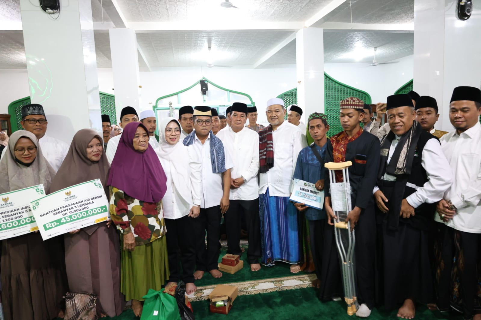 Bupati Maesyal saat memberikan bantuan untuk masyarakat dalam kegiatan tarawih keliling.