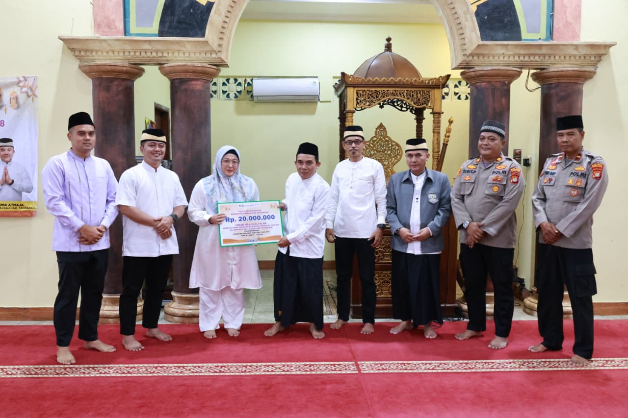 Wabup Intan saat saat memberikan bantuan dalam kegiatan tarawih keliling.