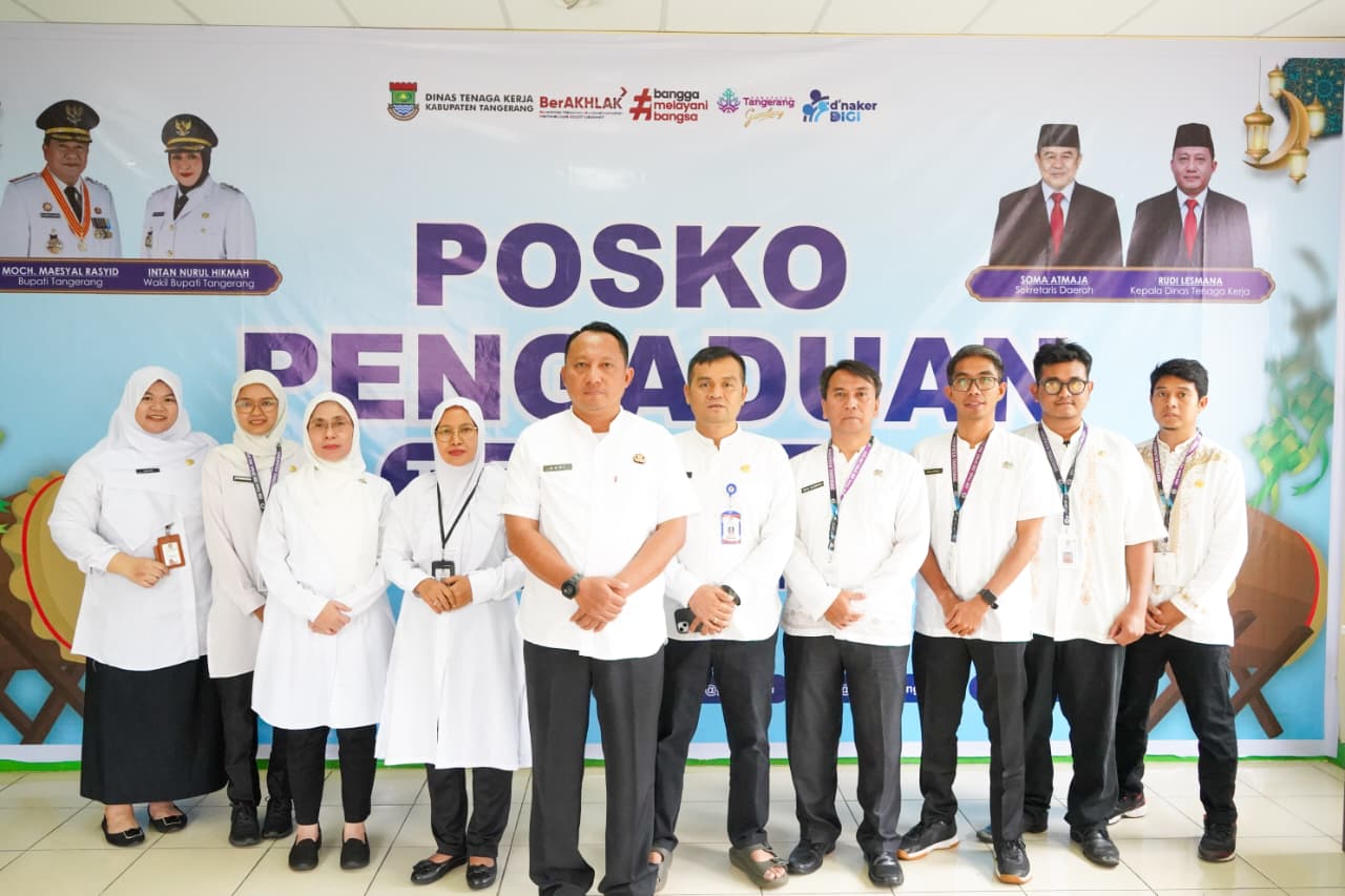 Kadisnaker Rudi Lesmana bersama jajarannya saat membuka posko Pengaduan THR.