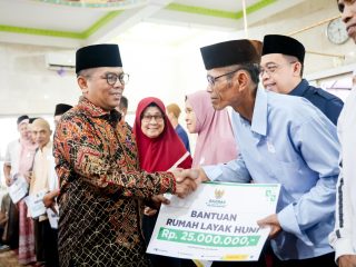 Gubernur Andra Soni Safari Ramadhan di Tangsel Serahkan Bantuan Sosial untuk Warga