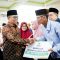 Gubernur Andra Soni saat menyerahkan bantuan untuk warga.