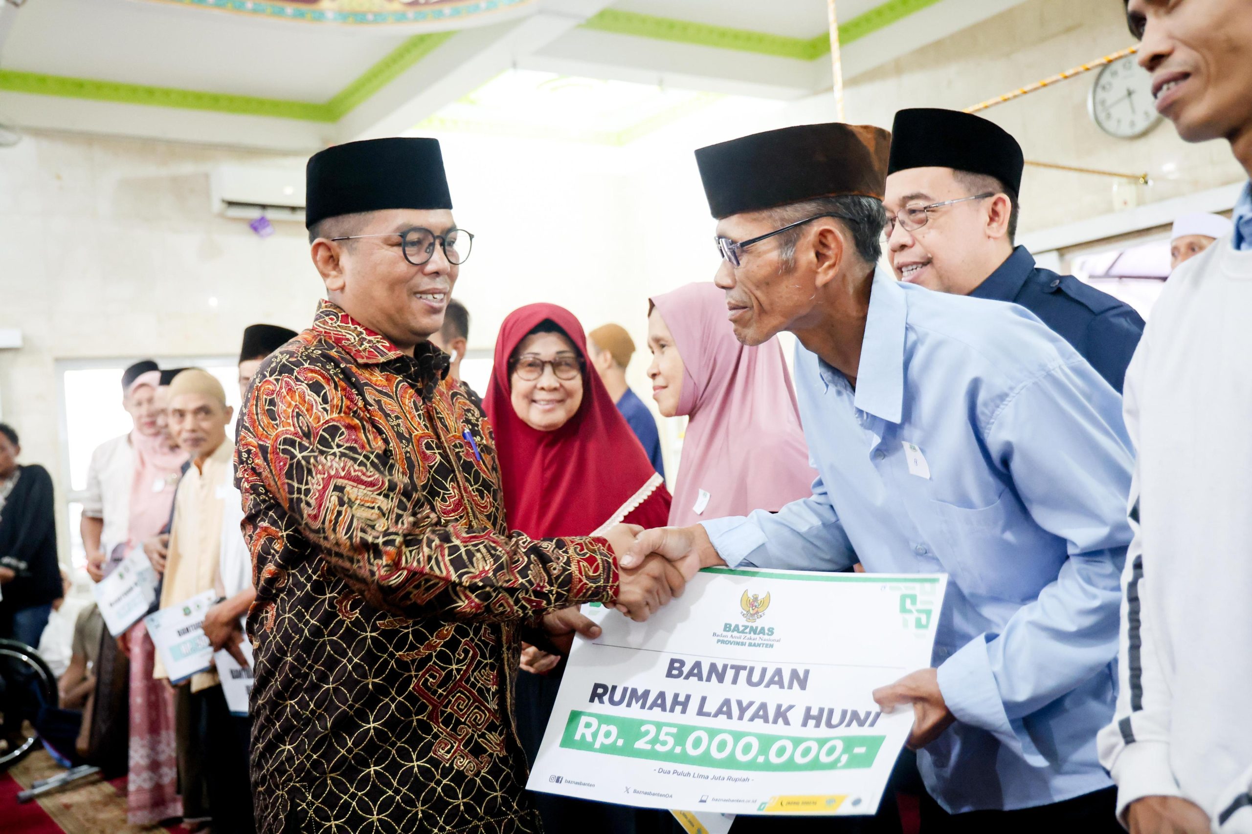 Gubernur Andra Soni saat menyerahkan bantuan untuk warga.