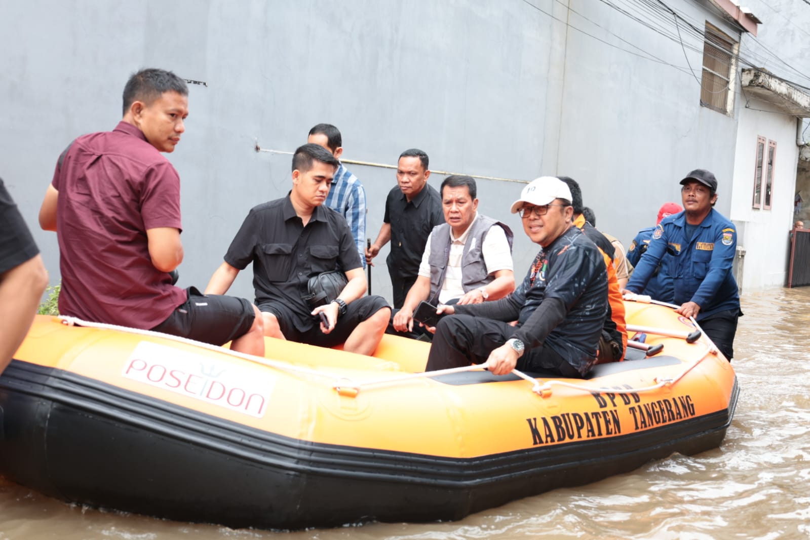 Bupati Maesyal didampingi Kepala BPBD Taufik saat meninjau banjir.