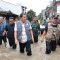 Bupati Maesyal didampingi camat Kelapa Dua Dadang sudrajat saat meninjau banjir.