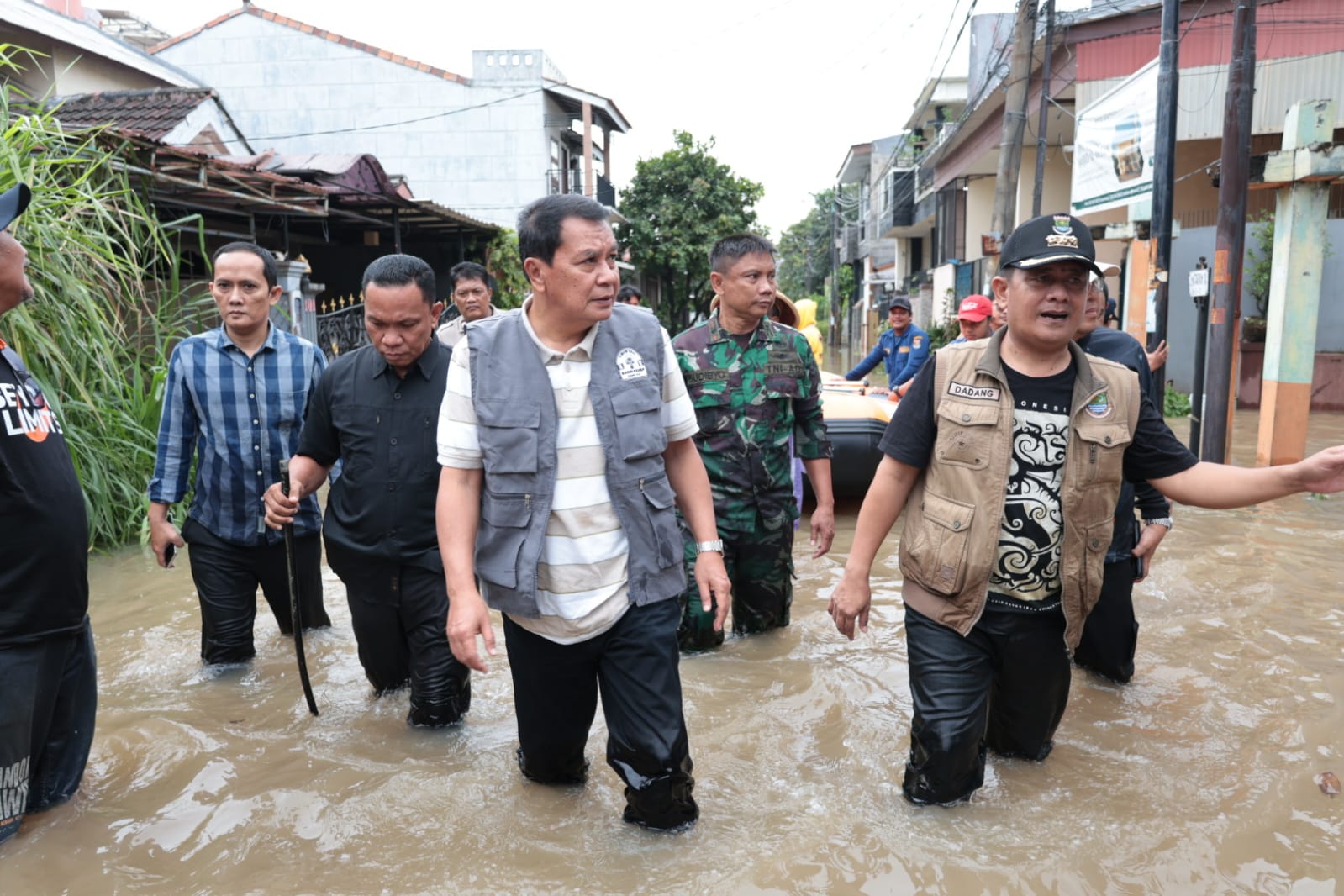 Bupati Maesyal didampingi camat Kelapa Dua Dadang sudrajat saat meninjau banjir.