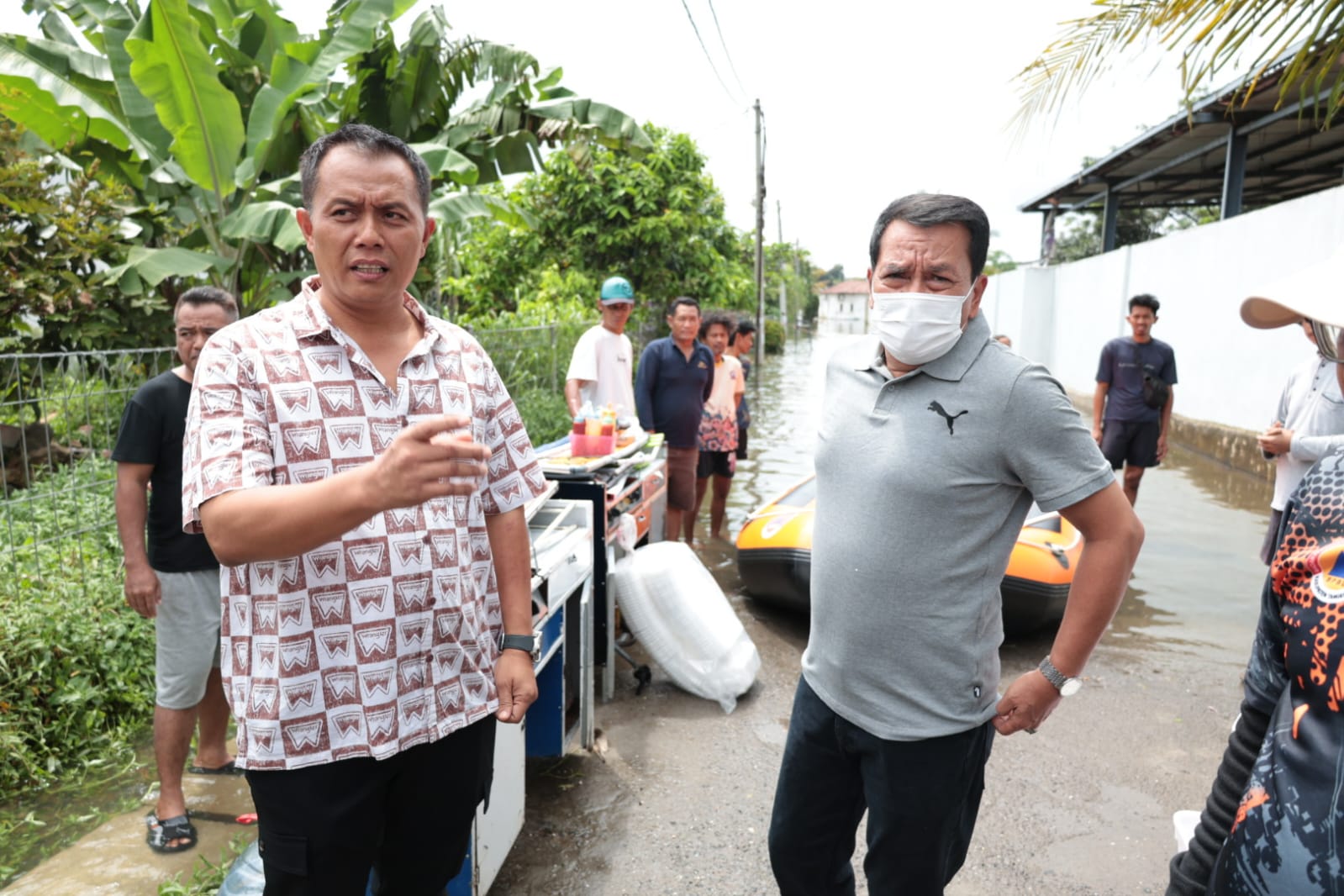Bupati Maesyal bersama Dewan Sobri saat meninjau banjir.